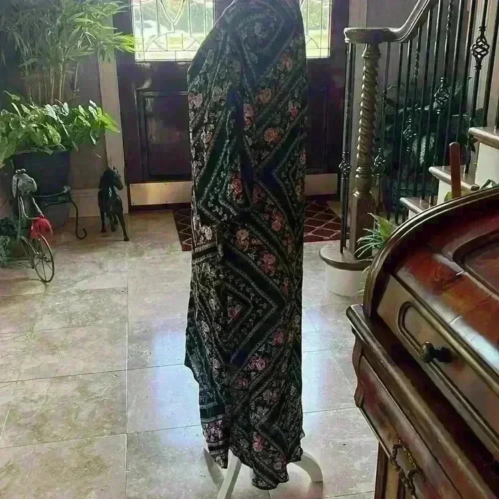 Torrid ladies maxi wrap size 1/2. Excellent condition. Floral black pattern maxi